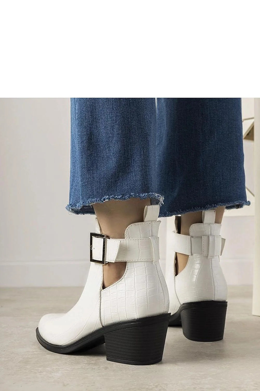 Bottines femme modernes blanches texture crocodile style western boucle métallique ajustable confortable talon bloc