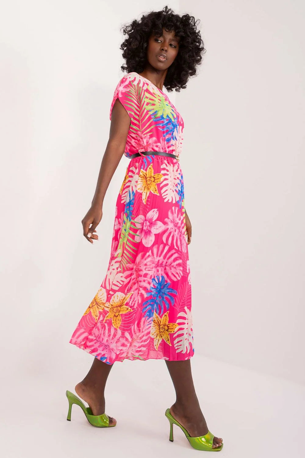 Robe d'été vibrante motifs tropicaux rose base fleurs exotiques polyester viscose manches courtes encolure ronde taille ajustable sandales vertes femme plage soir