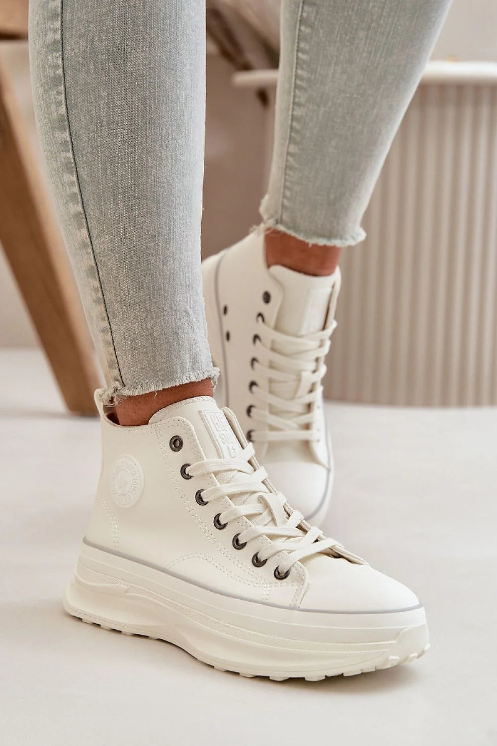 baskets montantes femme blanc cassé cuir synthétique plateforme épaisse semelle crantée antidérapante col rembourré maintien confort lacets oeillets métalliques contrastés