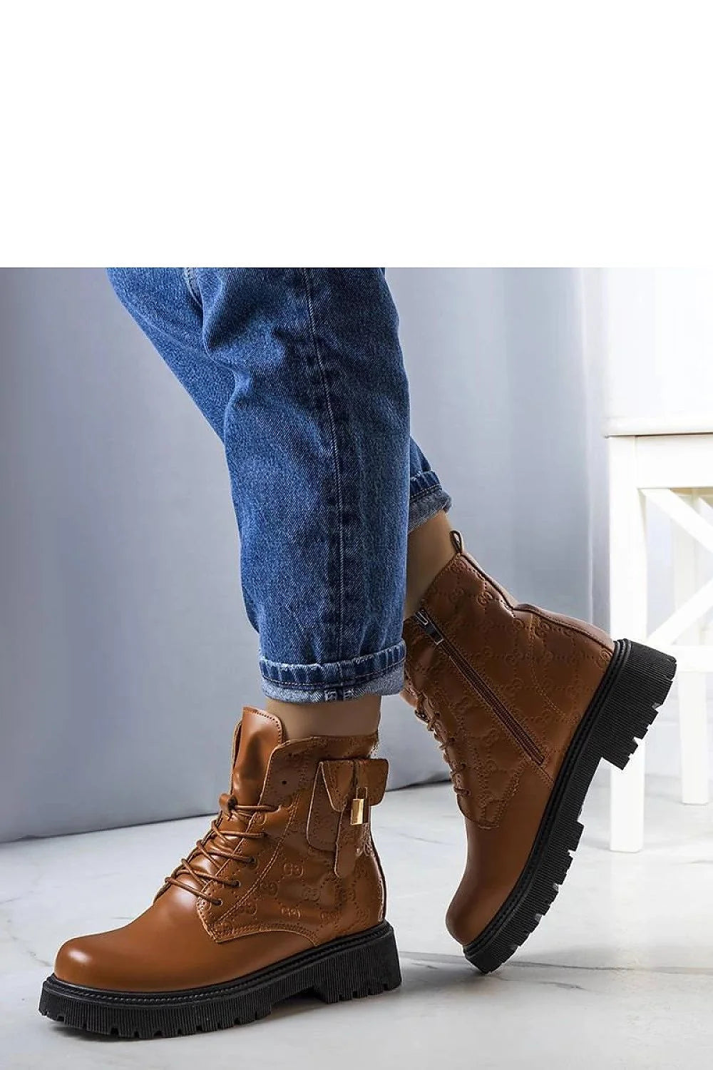 Bottines en cuir marron pour femme, style trappeur, fourrure doublée, hauteur cheville, fermeture éclair latérale, semelle caoutchouc cramponnée, motifs embossés, coupe moderne, confort et durabilité