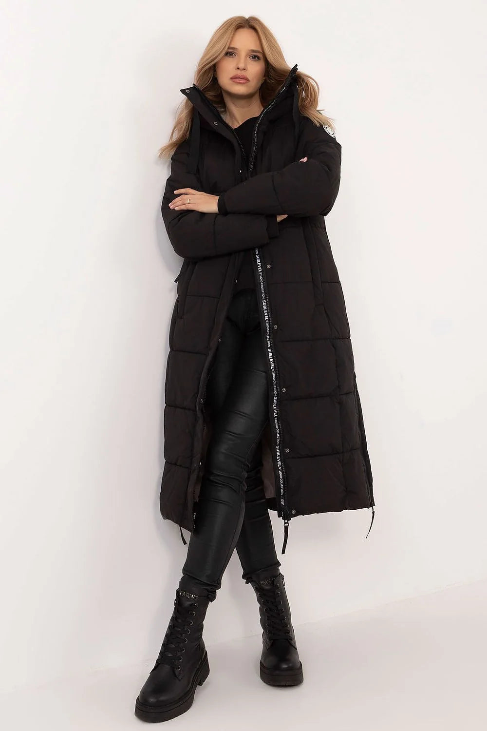 Manteau long matelassé pour femme noir moderne urbain coupe droite高 collar fermeture éclair manches longues poches latérales veste hiver élégante