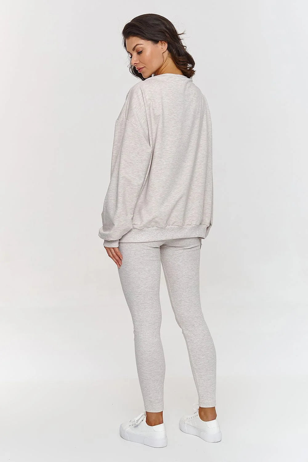 Ensemble Makadamia pour femme, survêtement sportif et élégant, sweats à capuche, leggings ajustés, style minimaliste, couleur grise claire, confort maximal