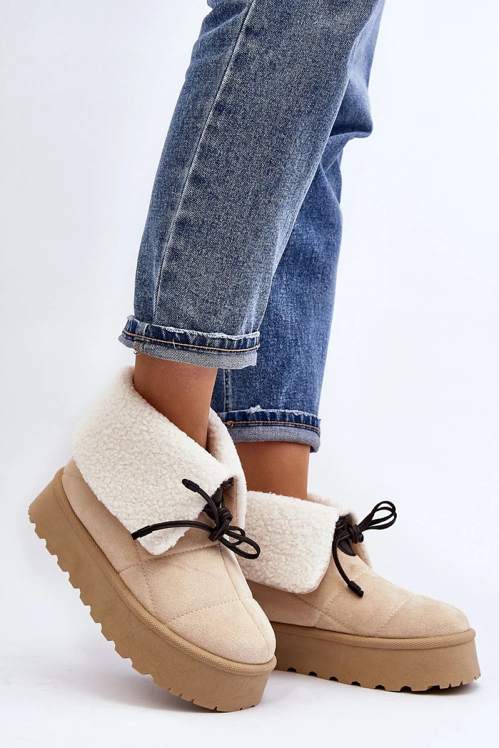 bottes neige femmes modernes ecosuede beige fourrure blanche sherpa écru plateforme épaisse camel semelle crantée lacets noirs robustes confortables