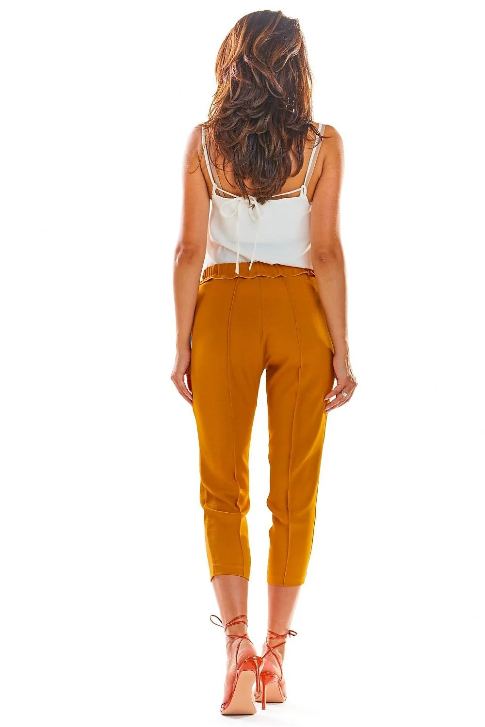 Ensemble débardeur coton blanc et pantalon moutarde moderne chic pour look estival féminin élégant