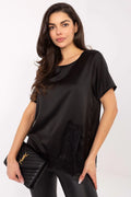 blouse femme satin noir manches courtes col bateau drapé coupe ample fluide satiné dentelle tonale côté finition lisse élégante chic