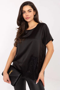 blouse femme satin noir manches courtes col bateau drapé coupe ample fluide satiné dentelle tonale côté finition lisse élégante chic