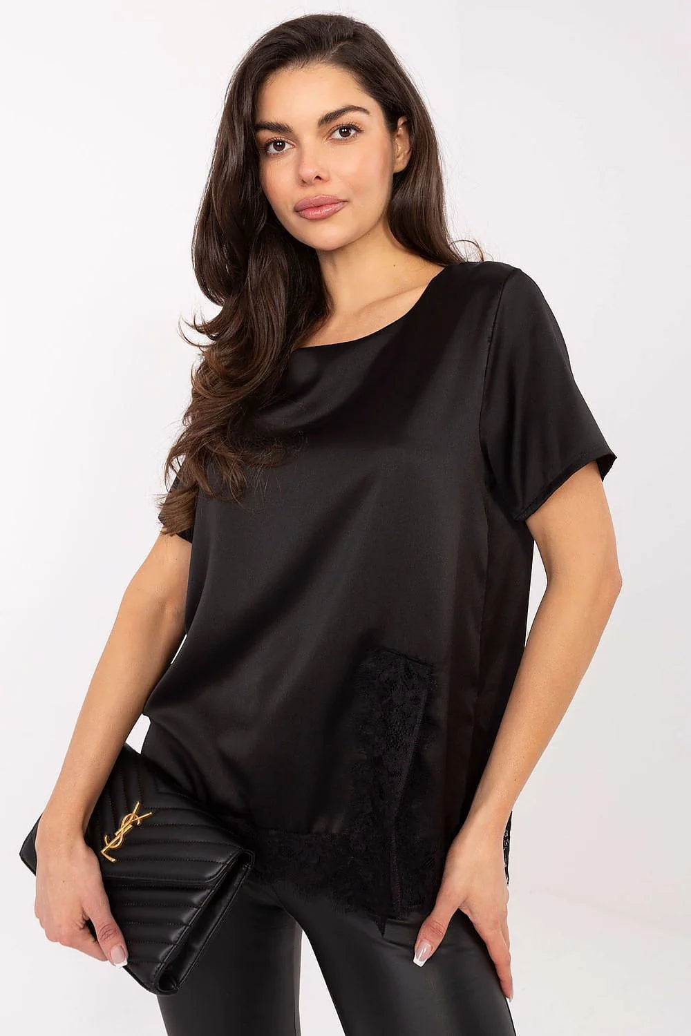 blouse femme satin noir manches courtes col bateau drapé coupe ample fluide satiné dentelle tonale côté finition lisse élégante chic