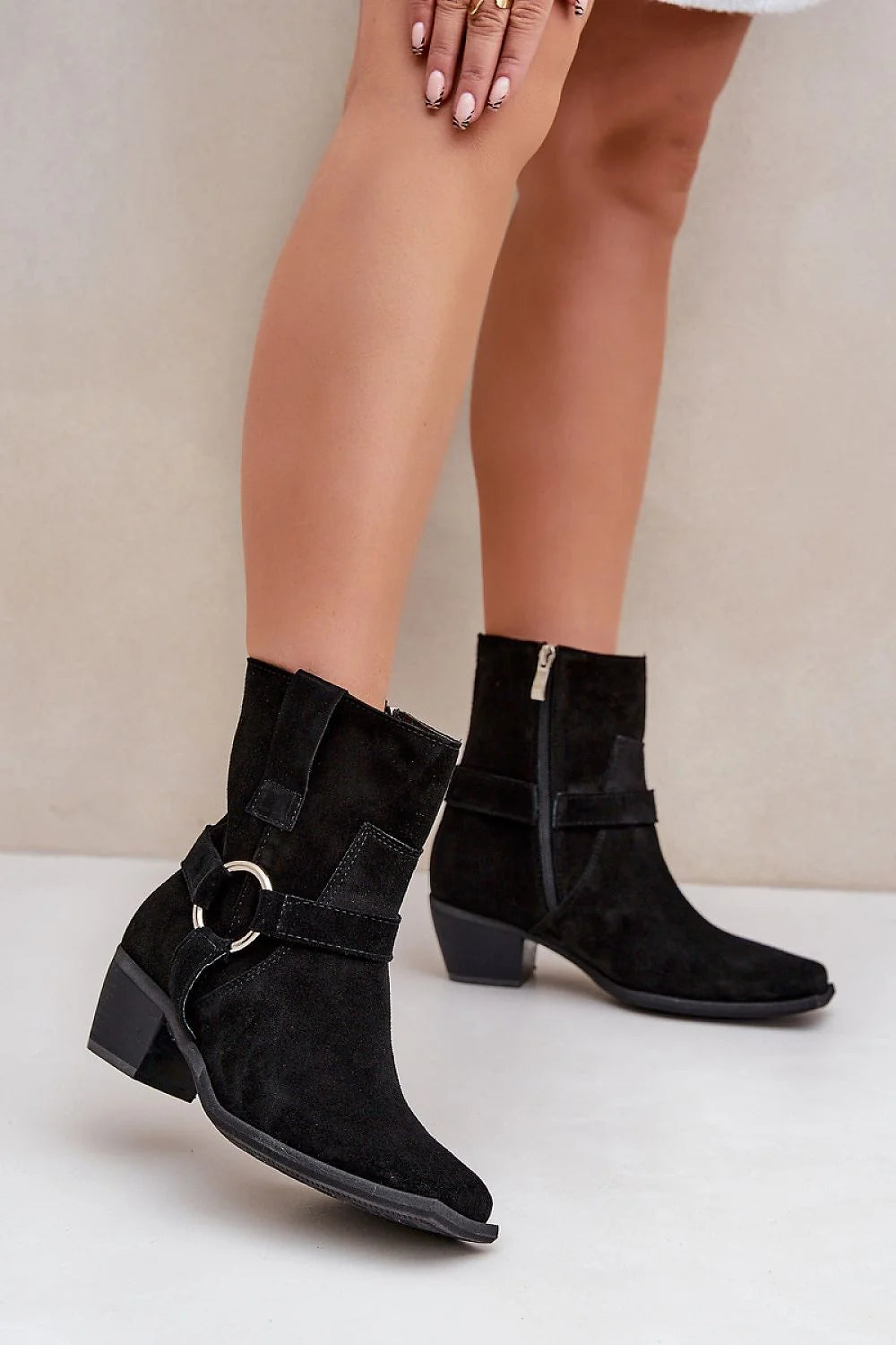 Bottines élégantes à talon carré en suède noir fermeture éclair détails métalliques femmes mode western