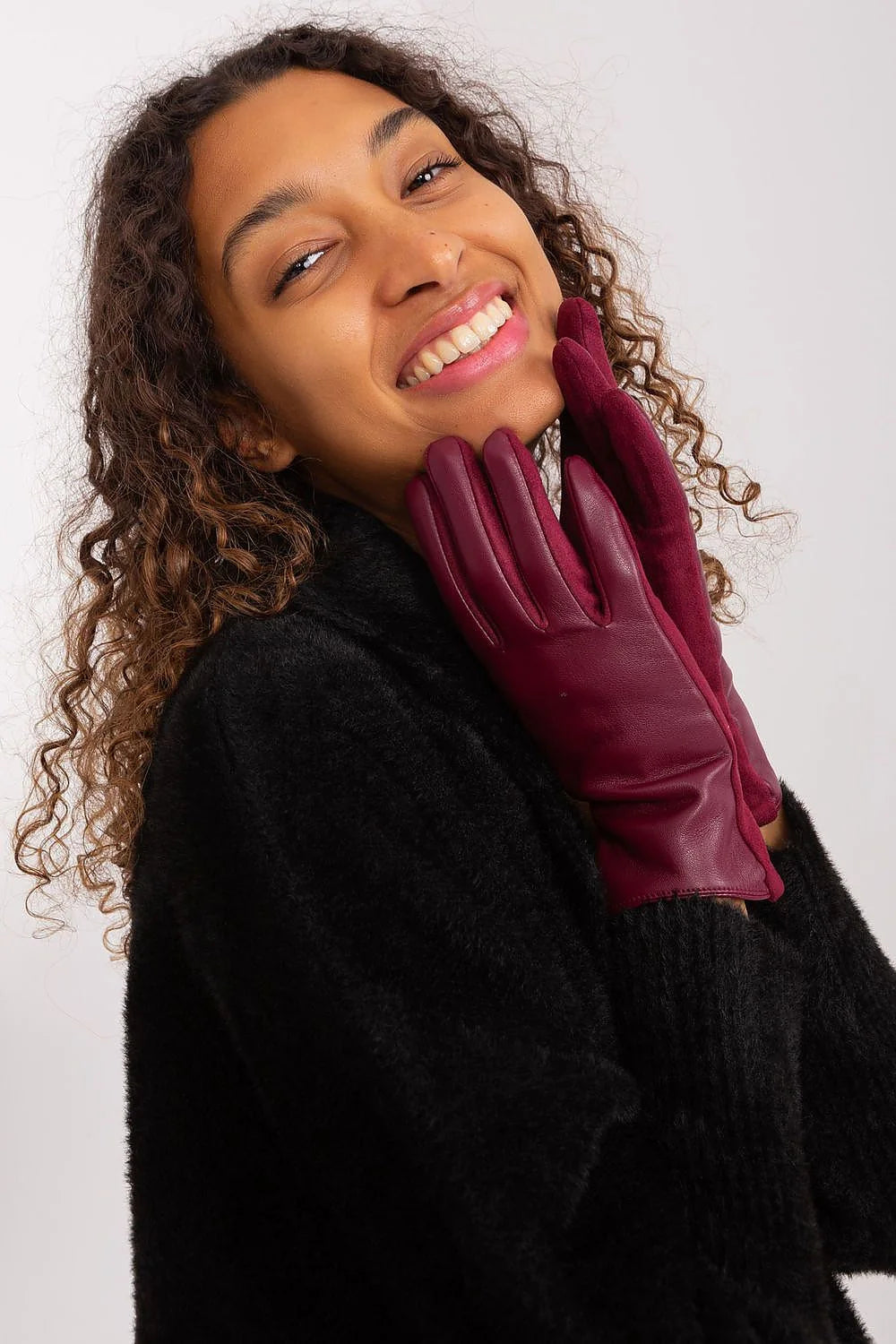 Gants élégants pour femmes en polyuréthane et polyester, style classique, couleur bordeaux, coupe ajustée, finitions luxueuses, manchons longs, motifs brodés, idéaux pour l'hiver, polyvalents, mode intemporelle, confort optimal, qualité premium