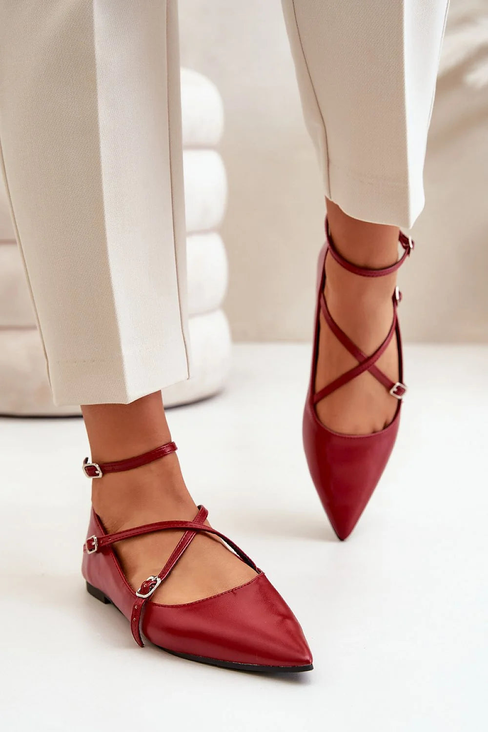 Ballerines élégantes pour femmes cuir artificiel rouge profond brides croisées talon plat ajustables mode tendance