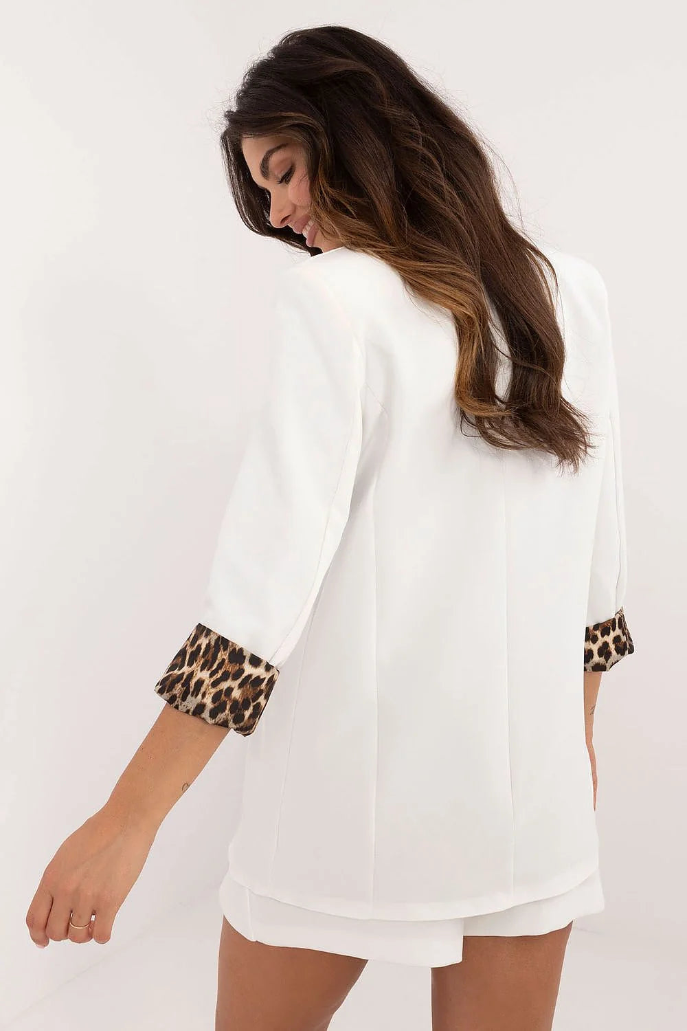 ensemble tailleur blanc blazer coupe droite manches troisquarts revers léopard poches rabat jupe droite ourlet asymétrique longueur genou polyester viscose