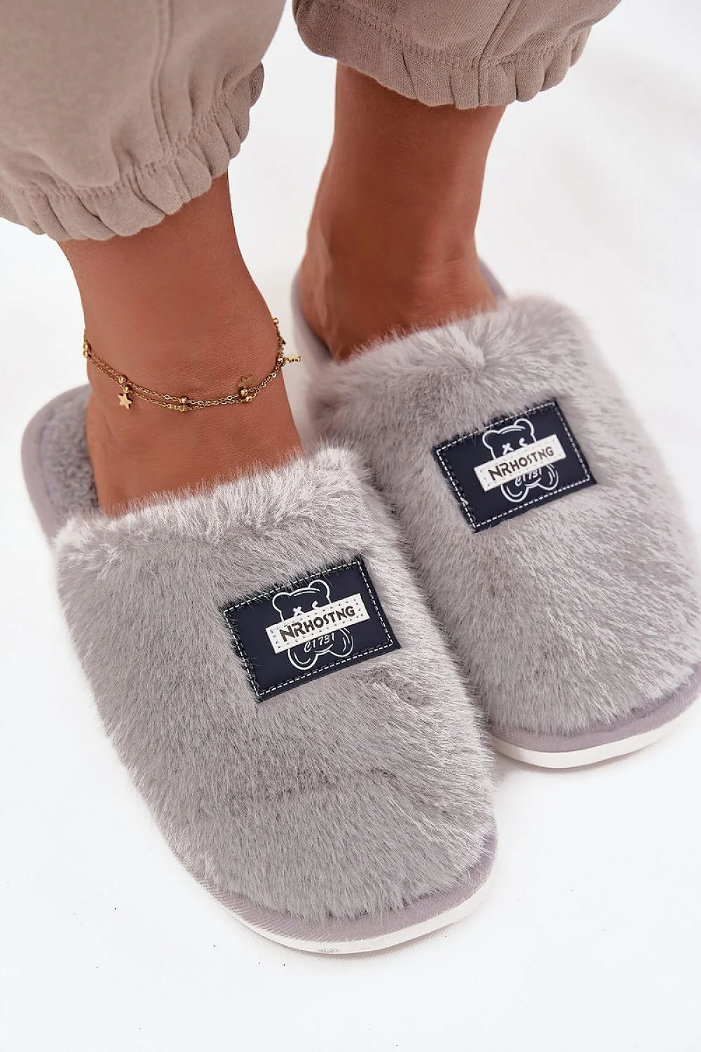 chaussons fourrure femmes gris clair mules intérieur bout fermé talon ouvert semelle souple rembourrée antidérapante motif ours patch cosy cocooning