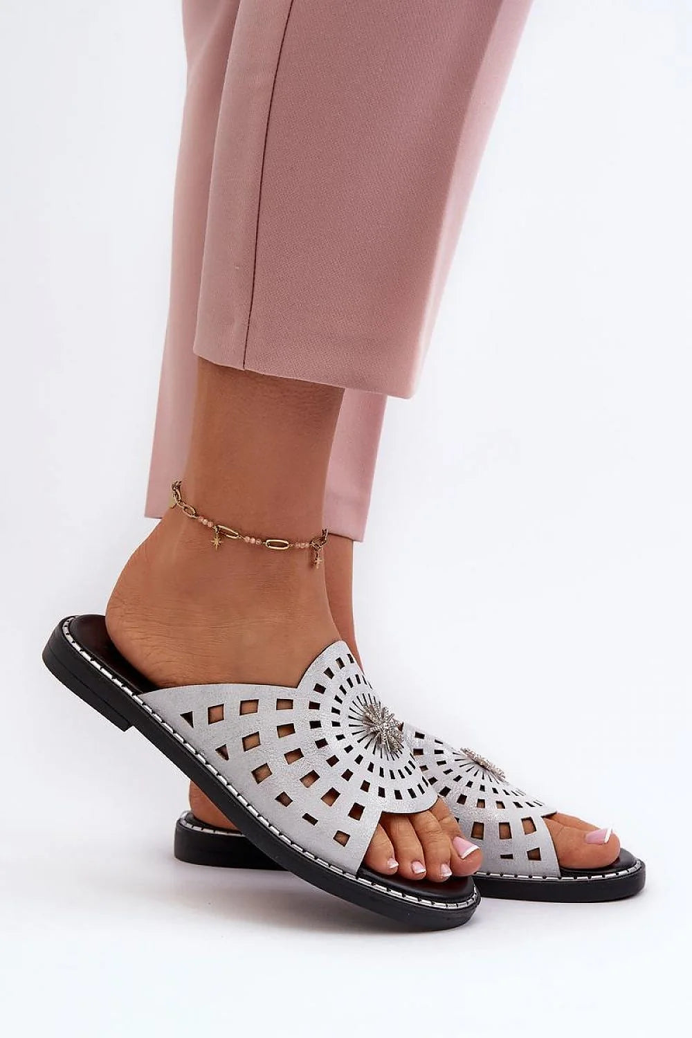 Sandales plates femmes ouvertes à l'avant cuir argenté talon plat 1.5 cm ornements brillants été 2023