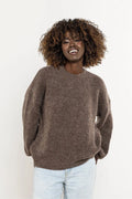 pull femme oversize maille duveteuse marron col rond manches longues bouffantes bords côtes épaules tombantes texture chaude moelleuse