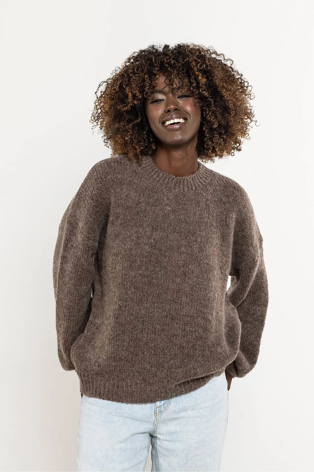 pull femme oversize maille duveteuse marron col rond manches longues bouffantes bords côtes épaules tombantes texture chaude moelleuse