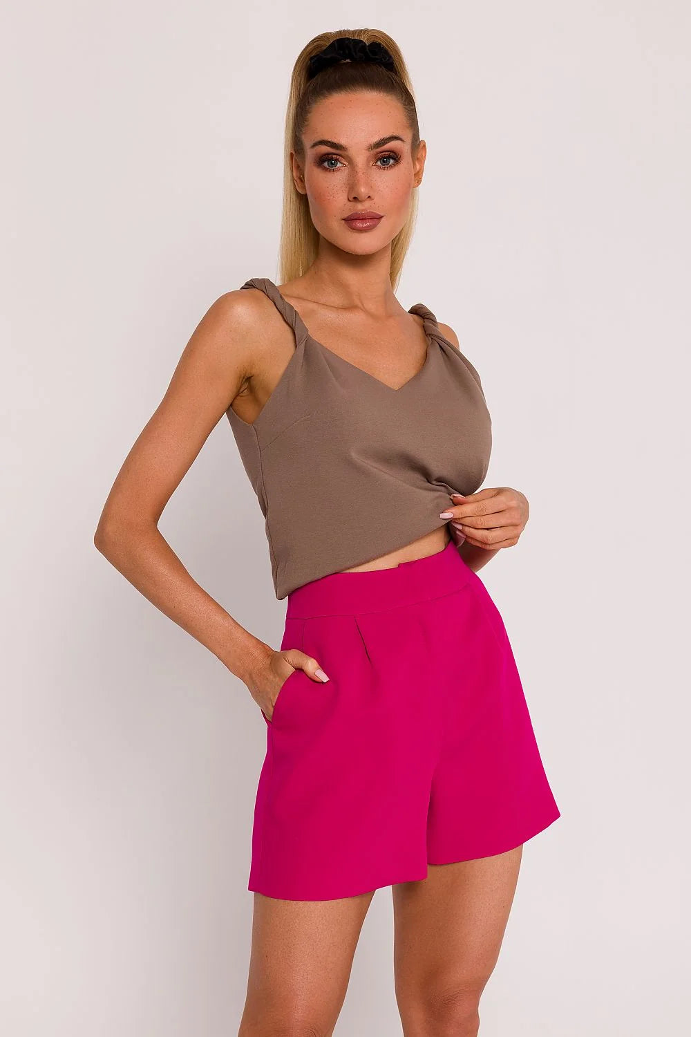 Débardeur court sans manches en coton-polyester taupe, Short haute taille ample en polyester rose vif, Femme, Tenue estivale chic et moderne