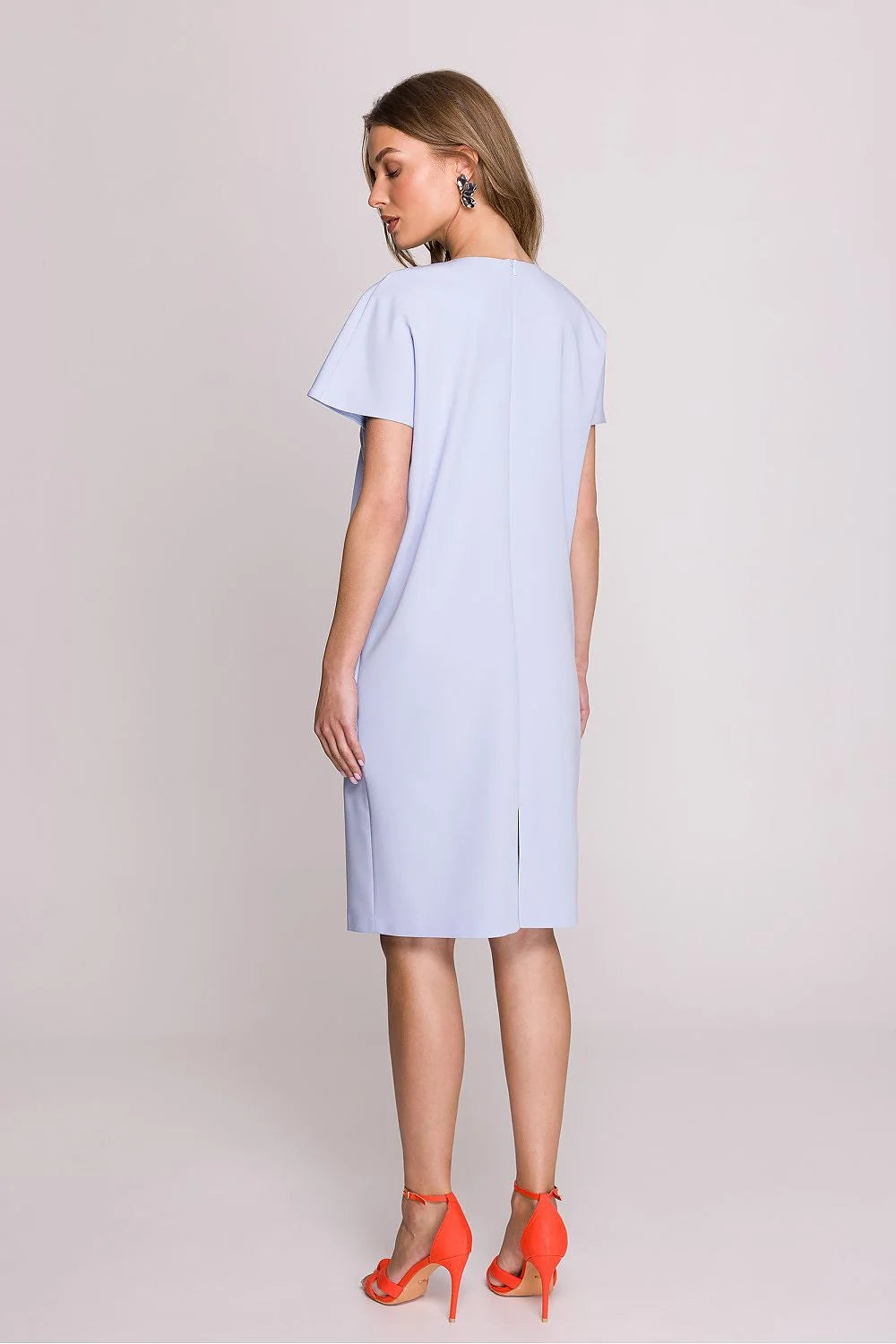robe jour féminine épurée bleu lavande manches courtes évasées encolure V coupe droite fluide poches latérales longueur genou