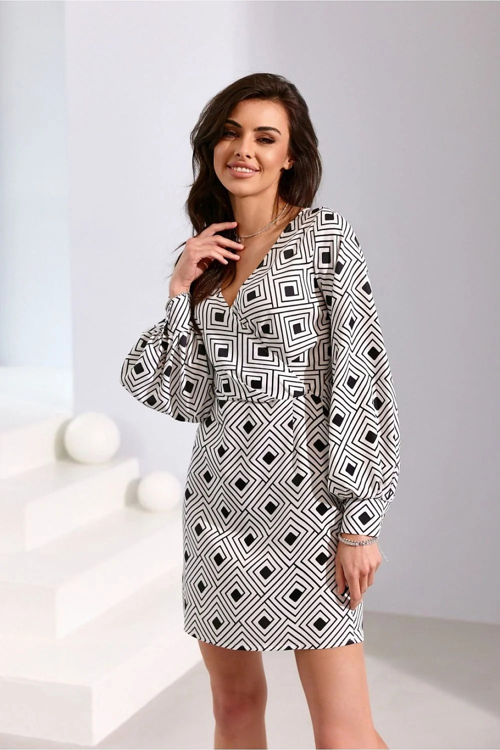 Robe de cocktail Roco Fashion encolure V manches longues motif carrés noirs et blancs ajustée à la taille
