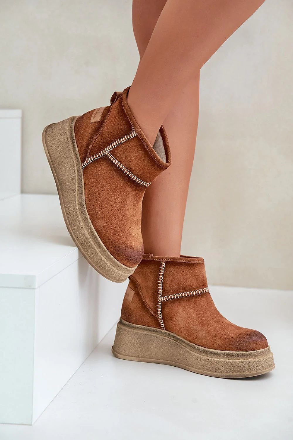 Bottines en daim pour femme style décontracté moderne couleur marron coutures blanches semelle compensée plateforme renforcée talon solide fourrure intérieure