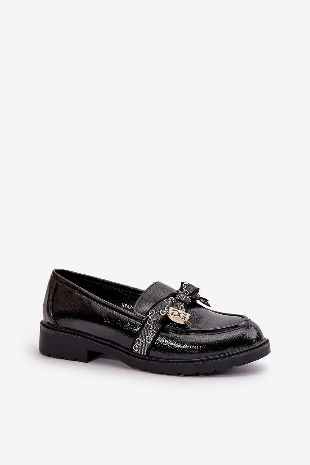 mocassins femme cuir verni noir silhouette basse bout arrondi semelle plateforme crantée talon plat noeud bandeau monogramme plaques métalliques dorées