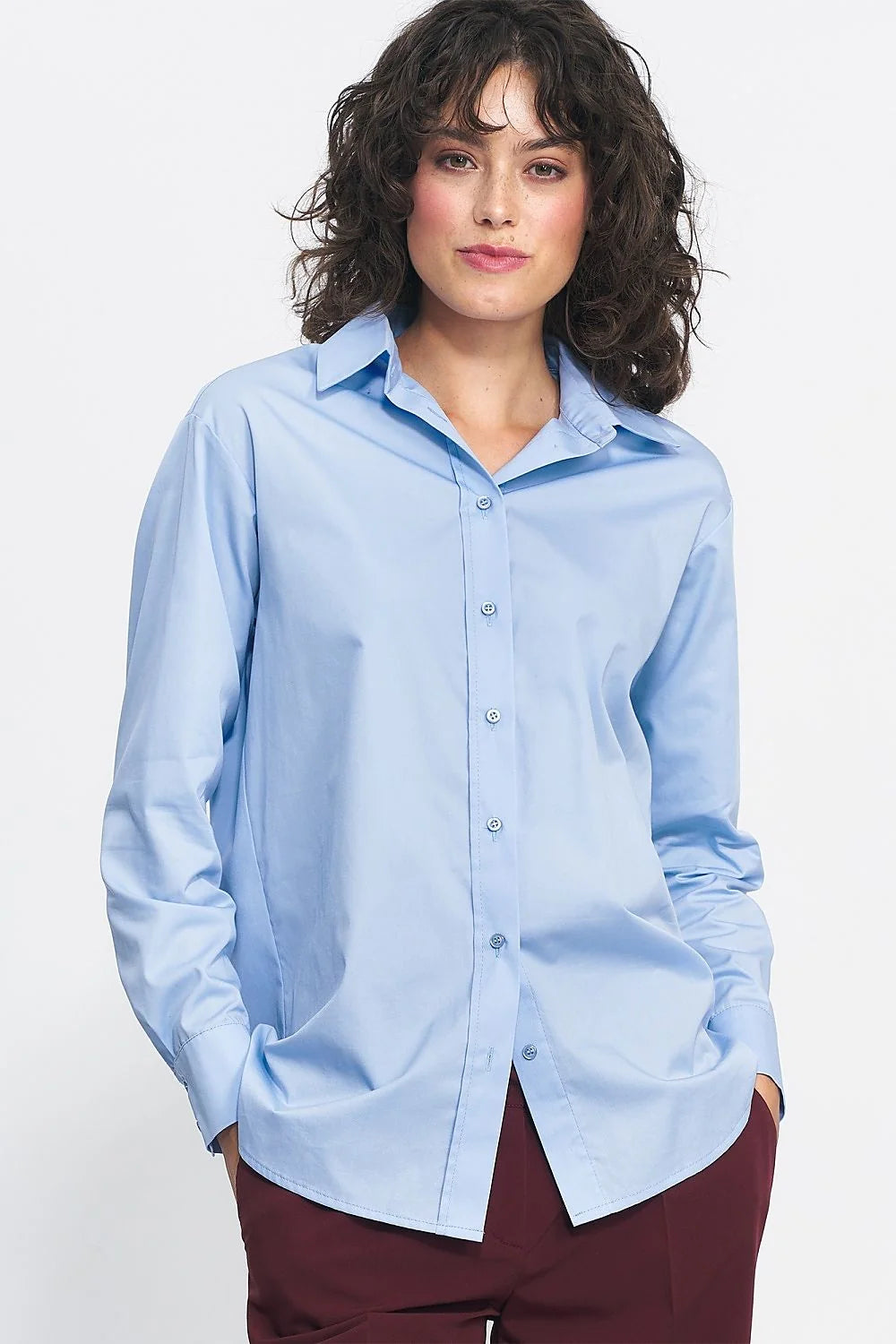 Chemise manche longue Nife femme couleur bleu clair coupe droite col classique tissu coton polyester confortable occasion professionnelle