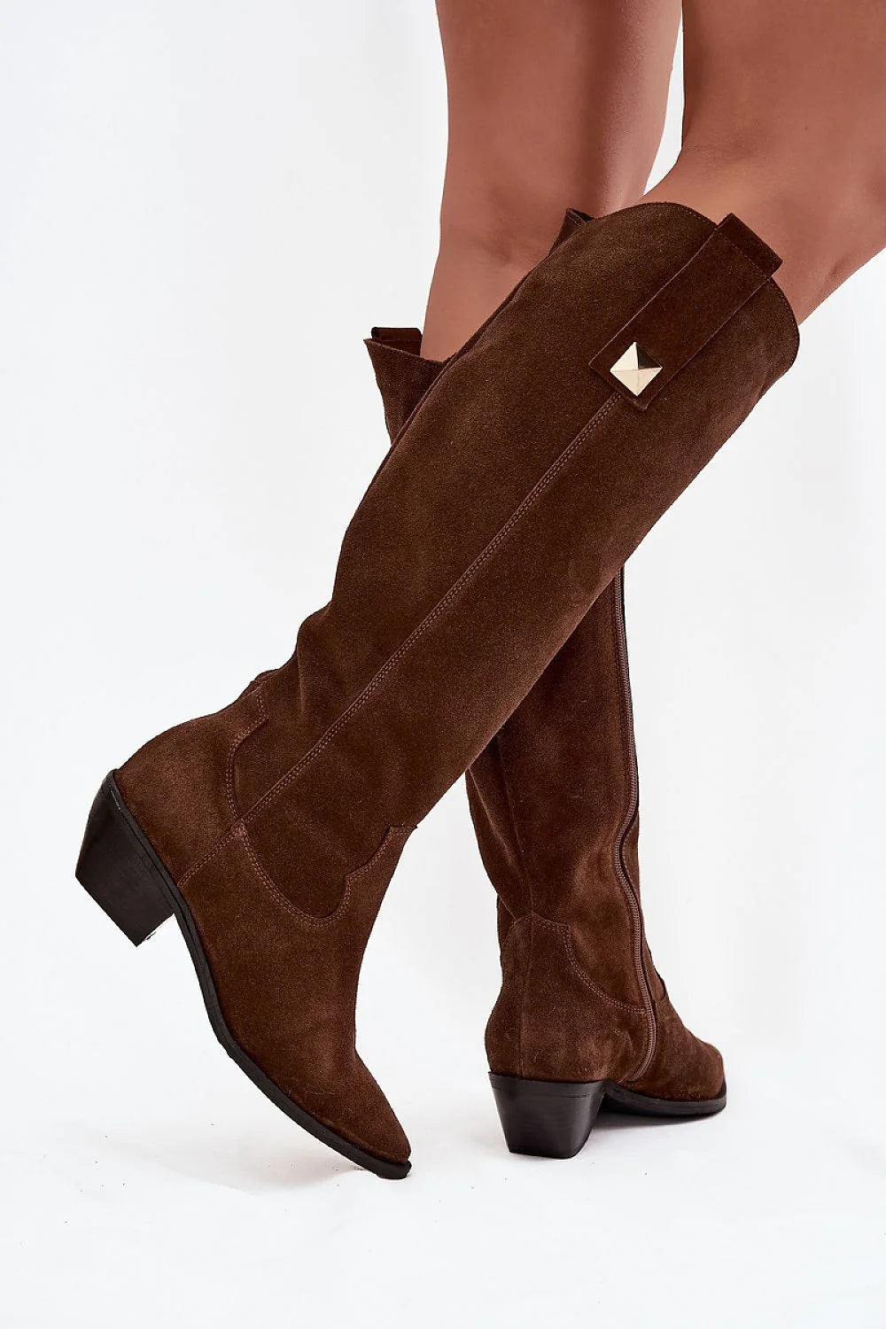 bottes cowboy femme suède marron foncé bout pointu talon bloc bas doublure feutre fermeture éclair surpiqûres rivets dorés