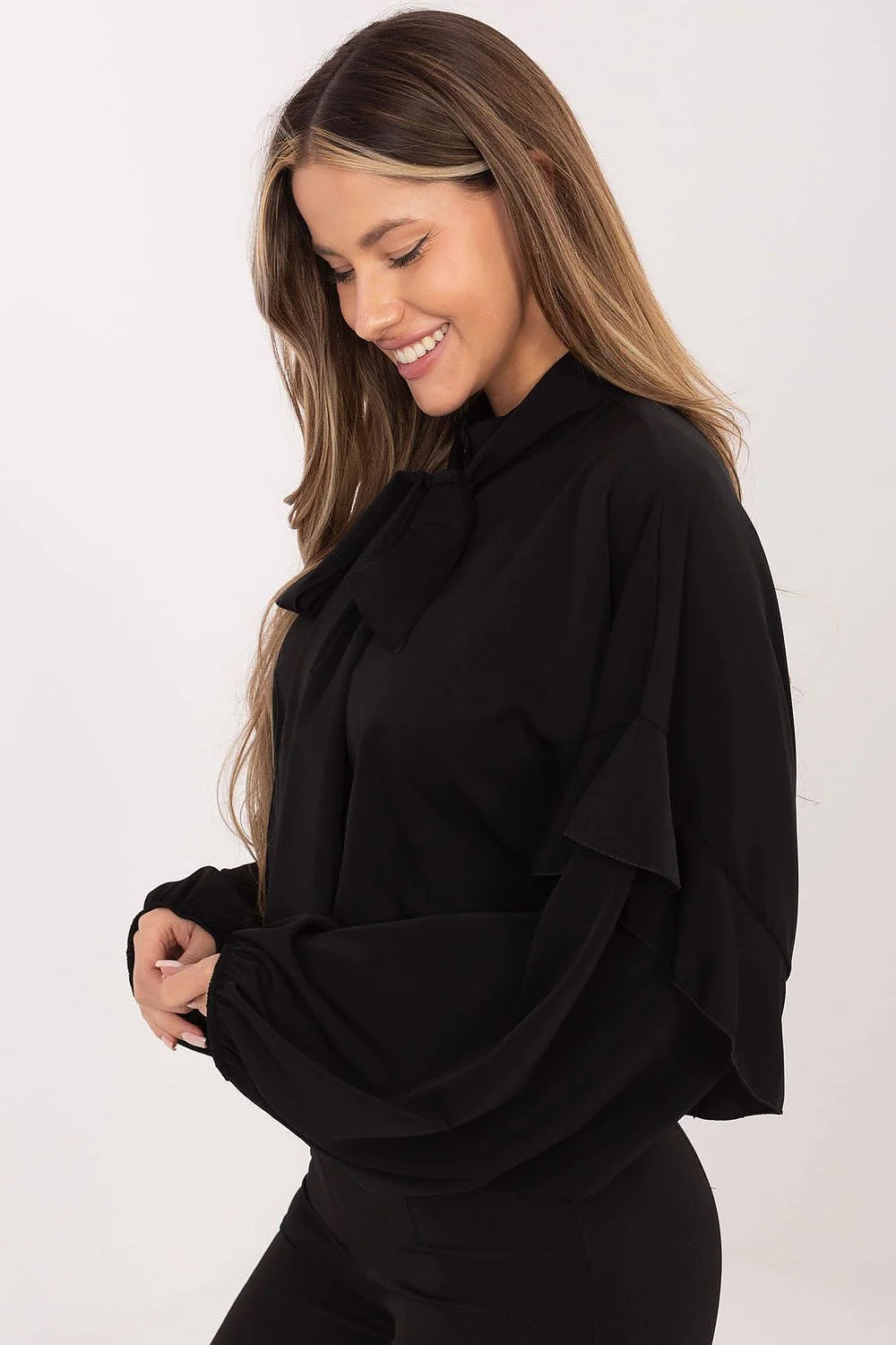 chemise femme noire col lavallière nouée manches longues bouffantes volant épaule poignets élastiqués coupe ample tissu fluide finitions élégantes