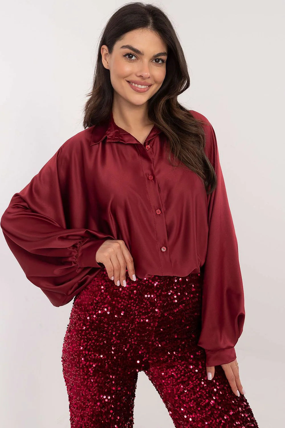 Chemise manche longue Italy Moda chemise boutonnée élégante design sophistiqué tissu satiné couleur bordeaux poignets cintrés femmes