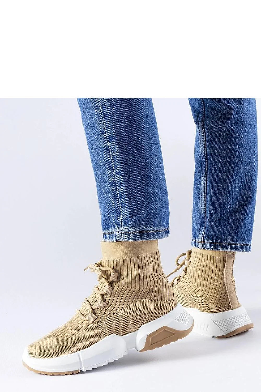 Sneakers montantes femmes maille respirante beige clair semelle caoutchouc blanche tige cheville design moderne urbain