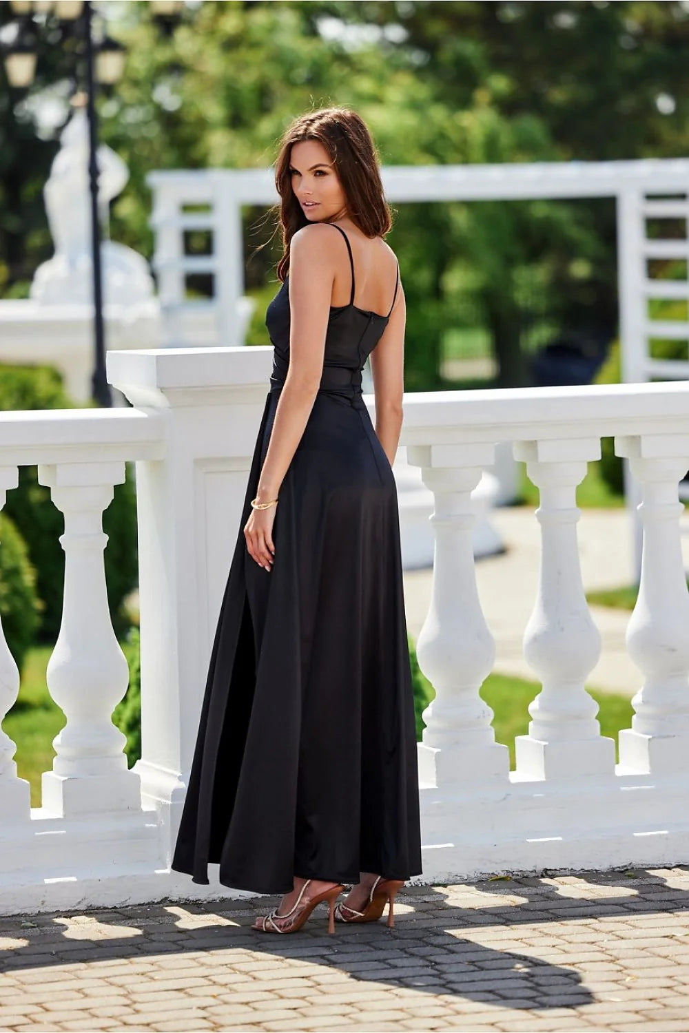 robe longue soirée noire satinée bretelles fines décolleté froncé cache coeur drapé taille cintrée fente latérale haute silhouette évasée glamour