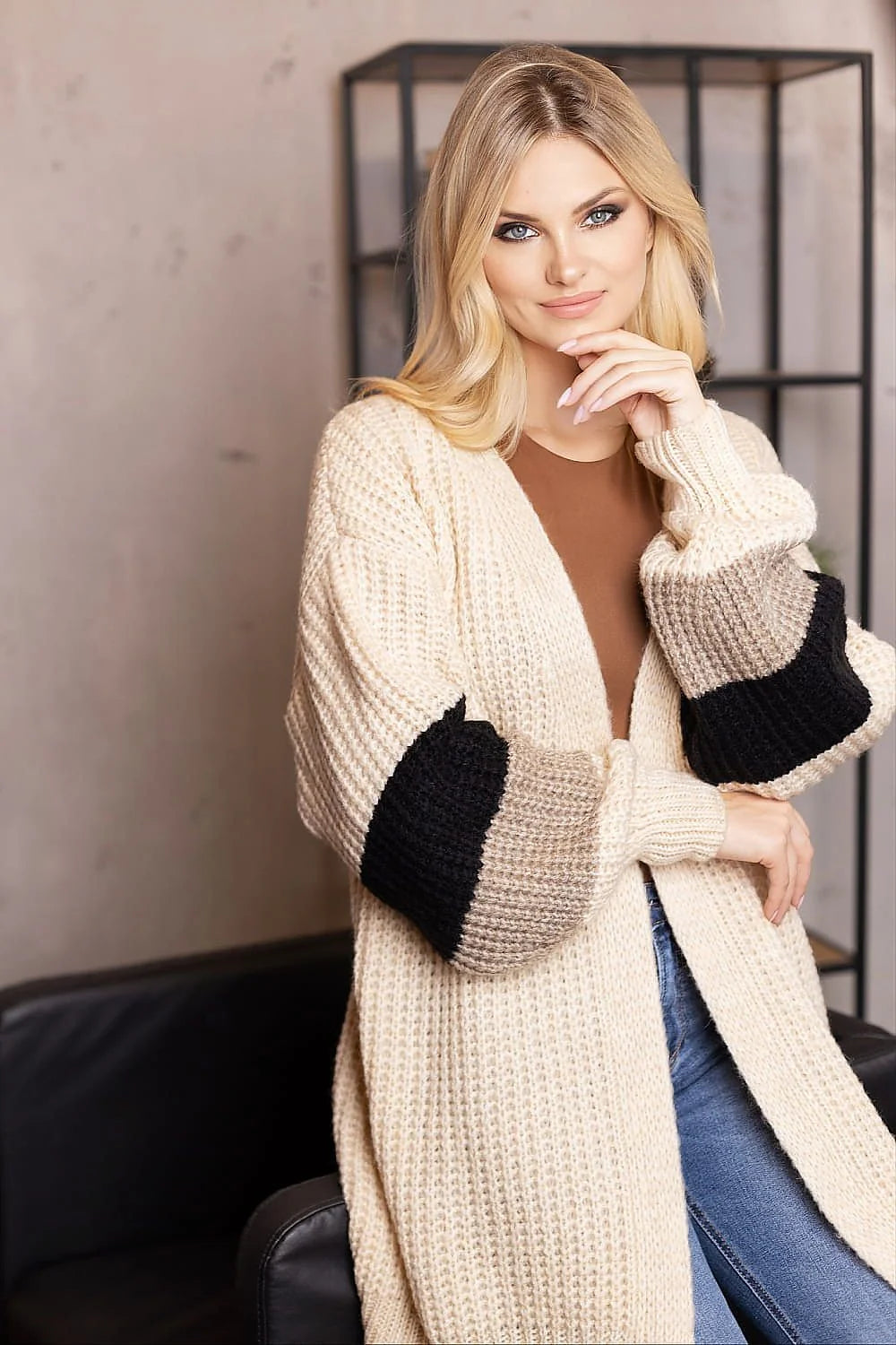 Cardigan Pee Ka Boo pour femme style moderne coupe longue manches larges contrastes maille épaisse acrylique polyamide polyester laine beige noir taupe