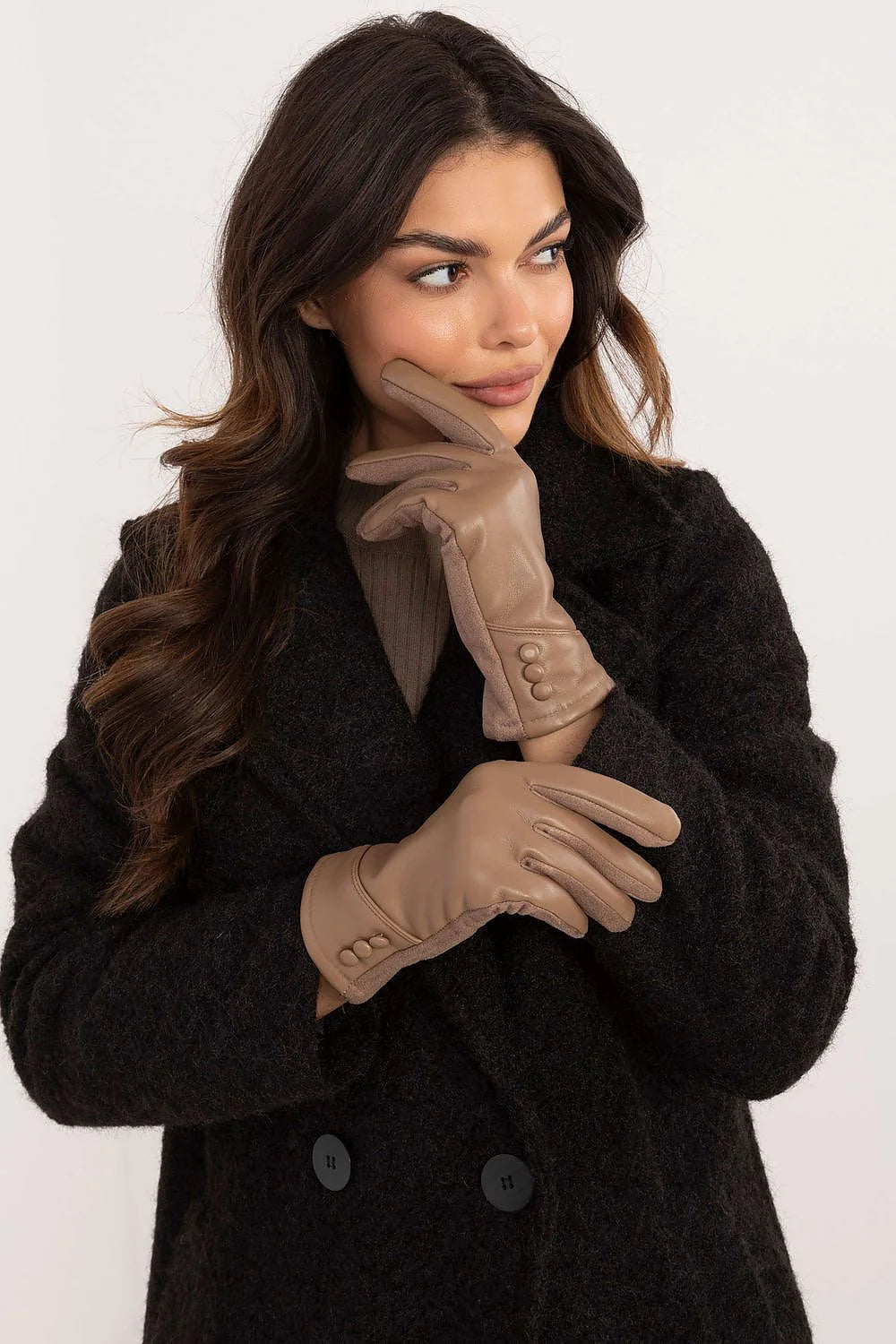 Gants élégants pour femmes en cuir souple beige taupe, boutons décoratifs, isolation thermique, style intemporel