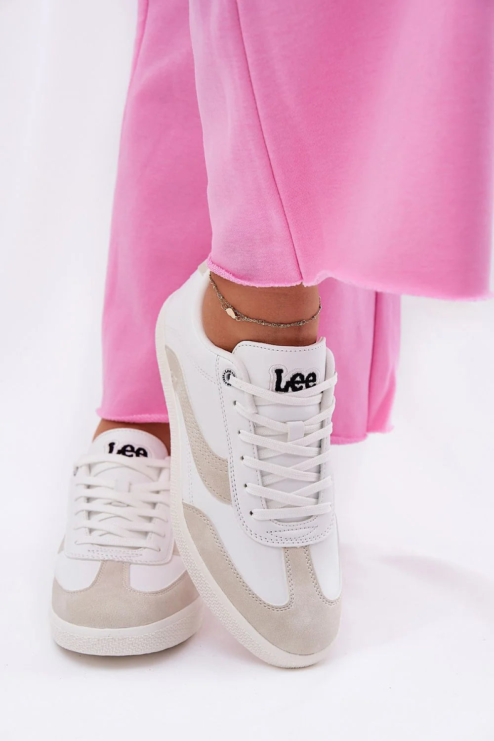 chaussures baskets femme basses rétro blanc beige cuir synthétique daim semelle caoutchouc plate lacets plats logo brodé confort maintien élégant