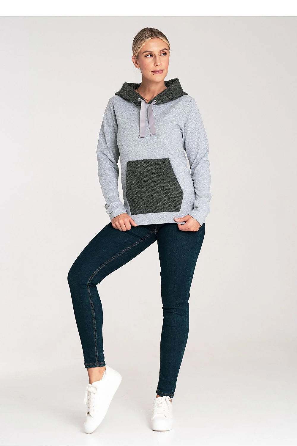 Sweatshirt pour femme en coton gris clair avec capuche contrastée en tricot gris foncé, coupe droite, poche kangourou et finitions élégantes