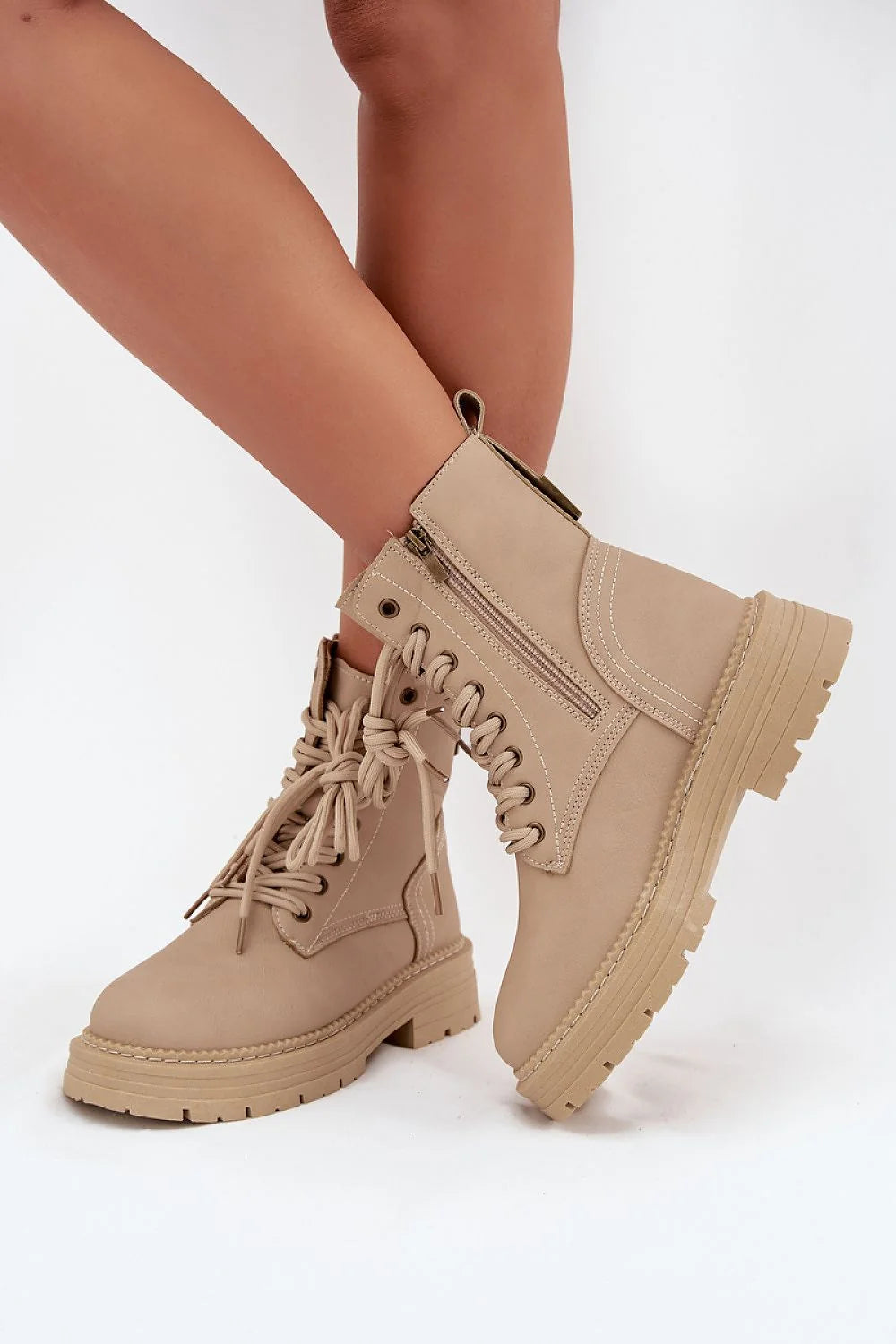 bottines femme cuir écologique beige effet nubuck tige mi haute bout rond lacets fermeture éclair latérale semelle plateforme crantée antidérapante