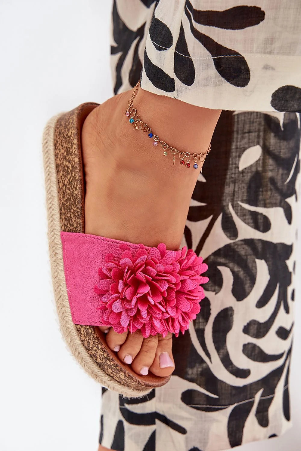 claquettes femme tongs plateforme liège tressé fleurs tissu décoratives semelle intérieure cuir suédé écologique profilée confort légère estivales élégantes