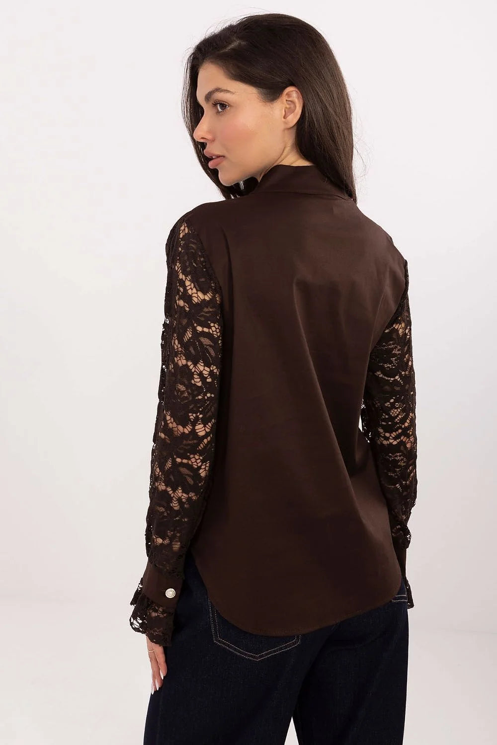 chemise femme manches longues dentelle florale col mao boutons nacrés satinée marron chocolat ajustée élégante chic raffinée
