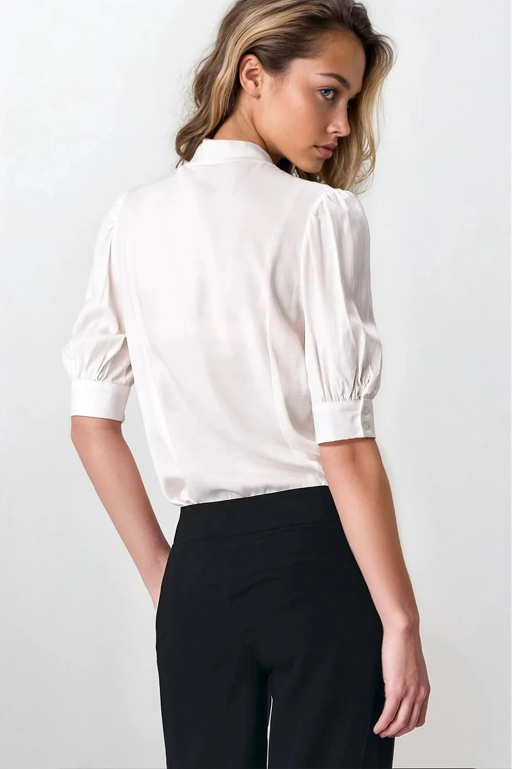 chemisier femme lavalliere satin fluide ivoire noeud large encolure fermee manches bouffantes poignets boutonnes coupe droite viscose confortable