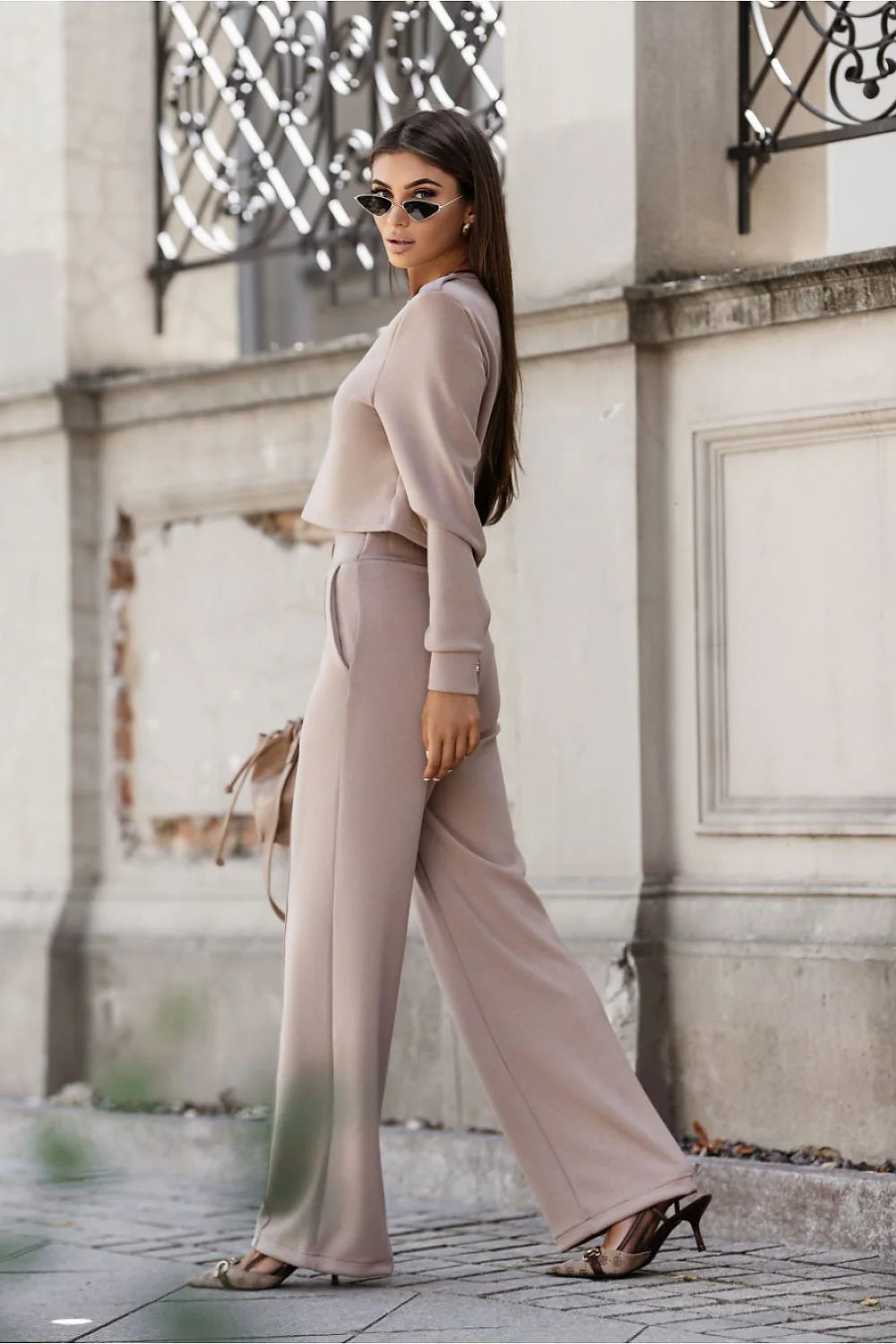 ensemble femme beige casual chic deux pièces chemisier ample décolleté subtil pantalon taille haute jambe large maille extensible