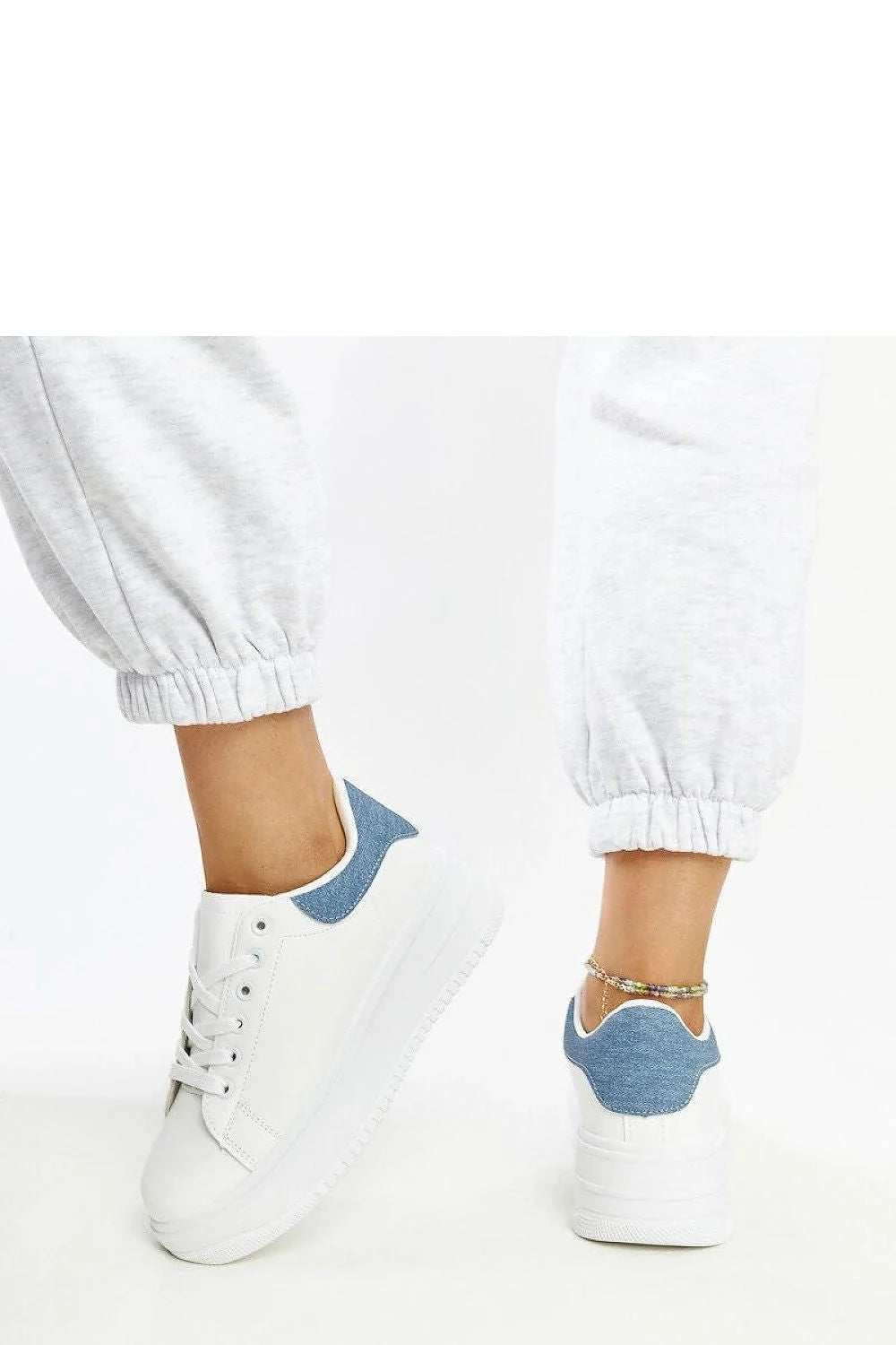 baskets platesforme blanches femme urbaine décontractée confortable synthétique denim bleu talon semelle caoutchouc épaisse texturée antidérapante lacets œillets métalliques minimaliste