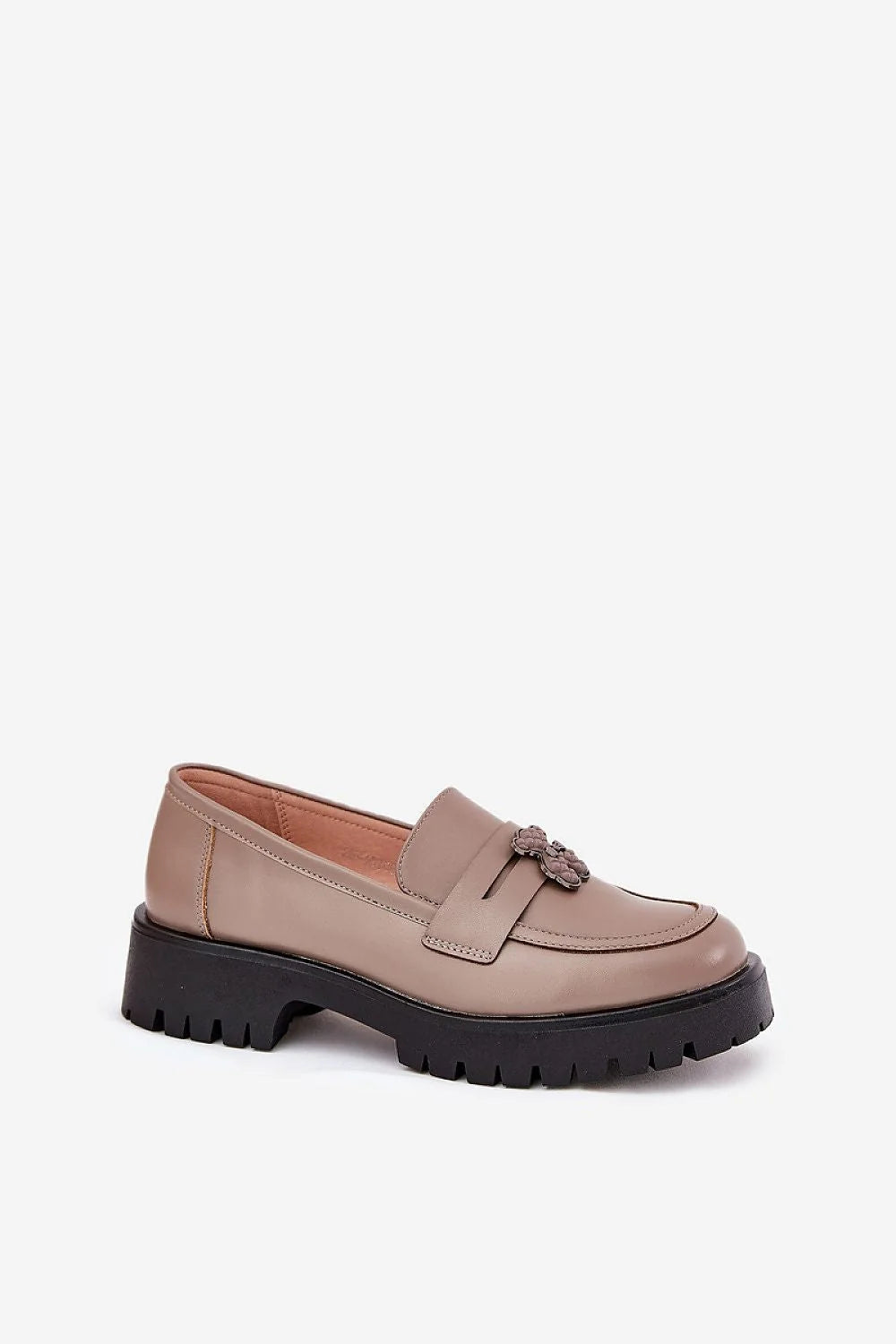 Mocassins femmes élégance moderne cuir naturel beige taupe semelle épaisse noeud métallique style classique revisité