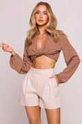 ensemble chic confortable femme haut noué crop top manches ballon poignets élastiqués shorts taille haute ample plis beige marron