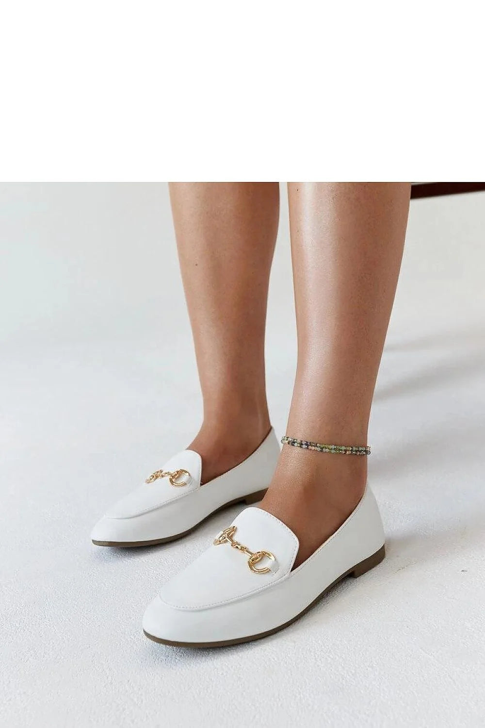 mocassins femme blancs cuir écologique boucle dorée minimalistes élégants confortables semelle plate bout arrondi intérieur rembourré polyvalents chic bureau décontracté