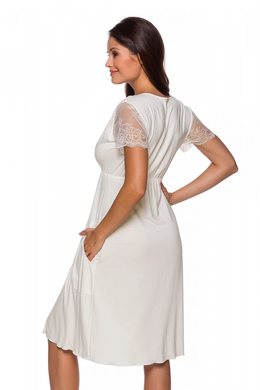 Chemise de nuit Lupo Line élégante longueur genou manches courtes dentelle encolure V coupe empire poches latérales femmes blanc ivoire
