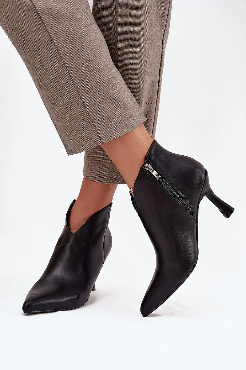 bottines simili cuir femme talon fin huit centimètres bouts pointus fermeture éclair tige asymétrique silhouette affinée look moderne chic polyvalentes