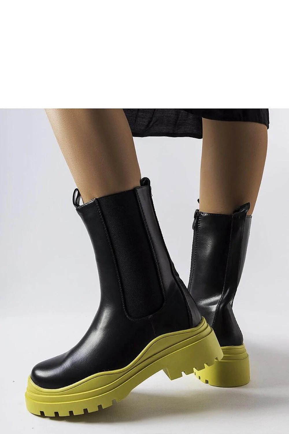 bottes montantes femme cuir noir semelle jaune crantée plateforme épaisse fermeture éclair latérale empiècement élastique minimaliste audacieuse urbaine confortable durable