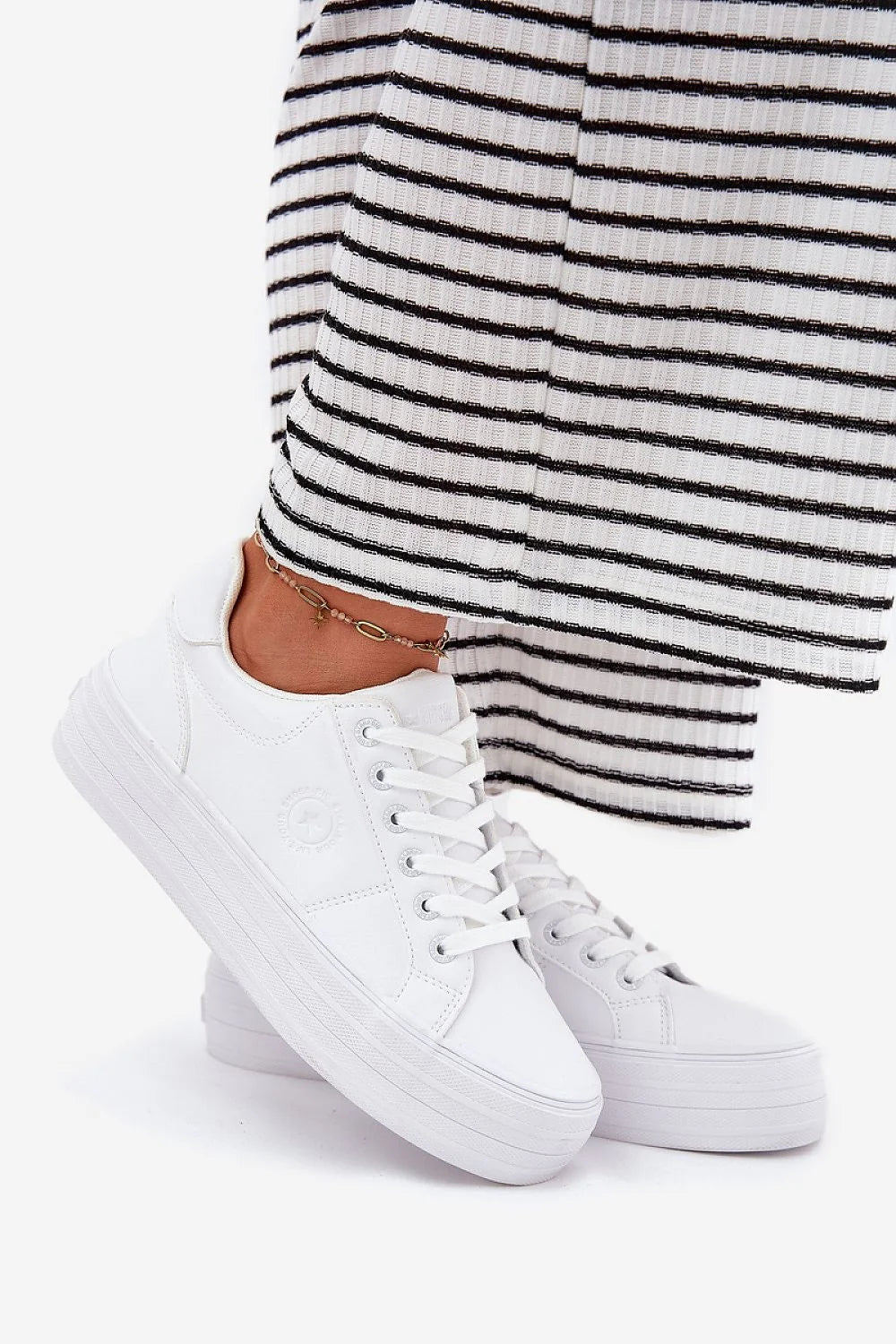 baskets femme blanches cuir synthétique plateforme épaisse nervurée semelle intérieure souple confortable lacets métalliques logo embossé finition lisse