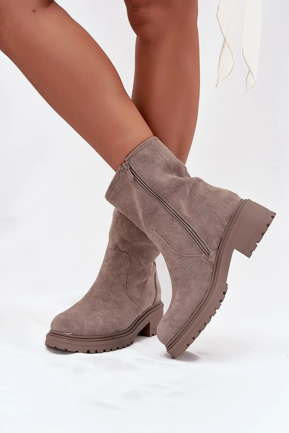 bottines montantes femme suede taupe mimollet bout rond semelle crantee talonbloc45mm fermetureeclair laterale bride decorative plaquemetal doublurefourrure interieurchaud ecologique cuirsuede