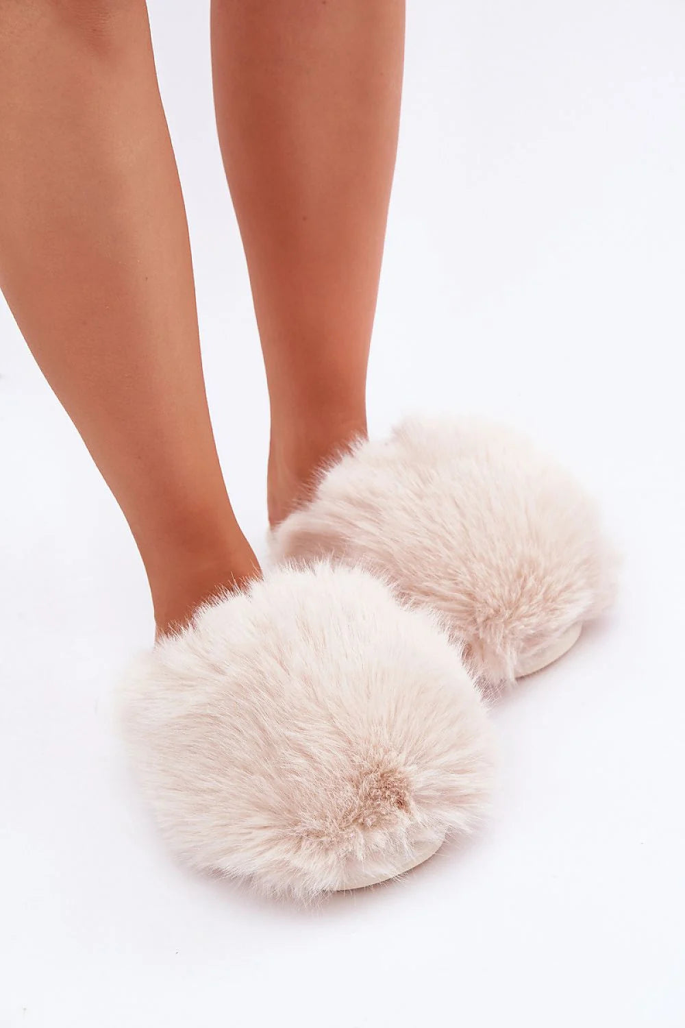 pantoufles femmes élégantes fourrure douce beige crème moelleuse bout fermé semelle antidérapante rembourrée cocooning faciles plates isolation thermique