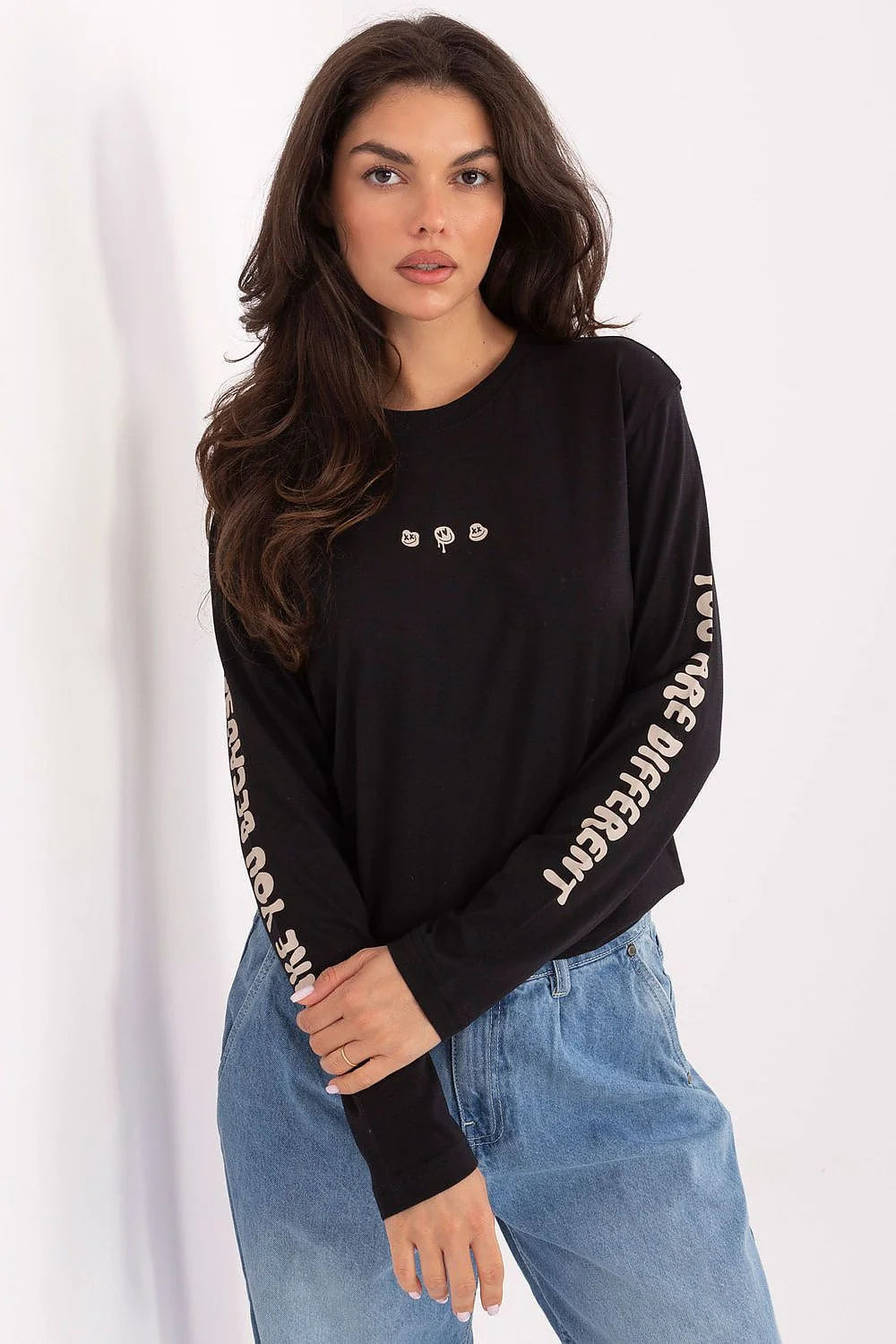 chemisier manches longues coton noir col rond coupe droite oversize confort impressions beige broderies poitrine ourlet court streetwear